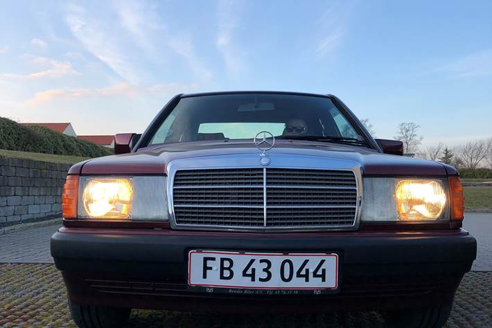 Rød Mercedes 190 E fra 1992