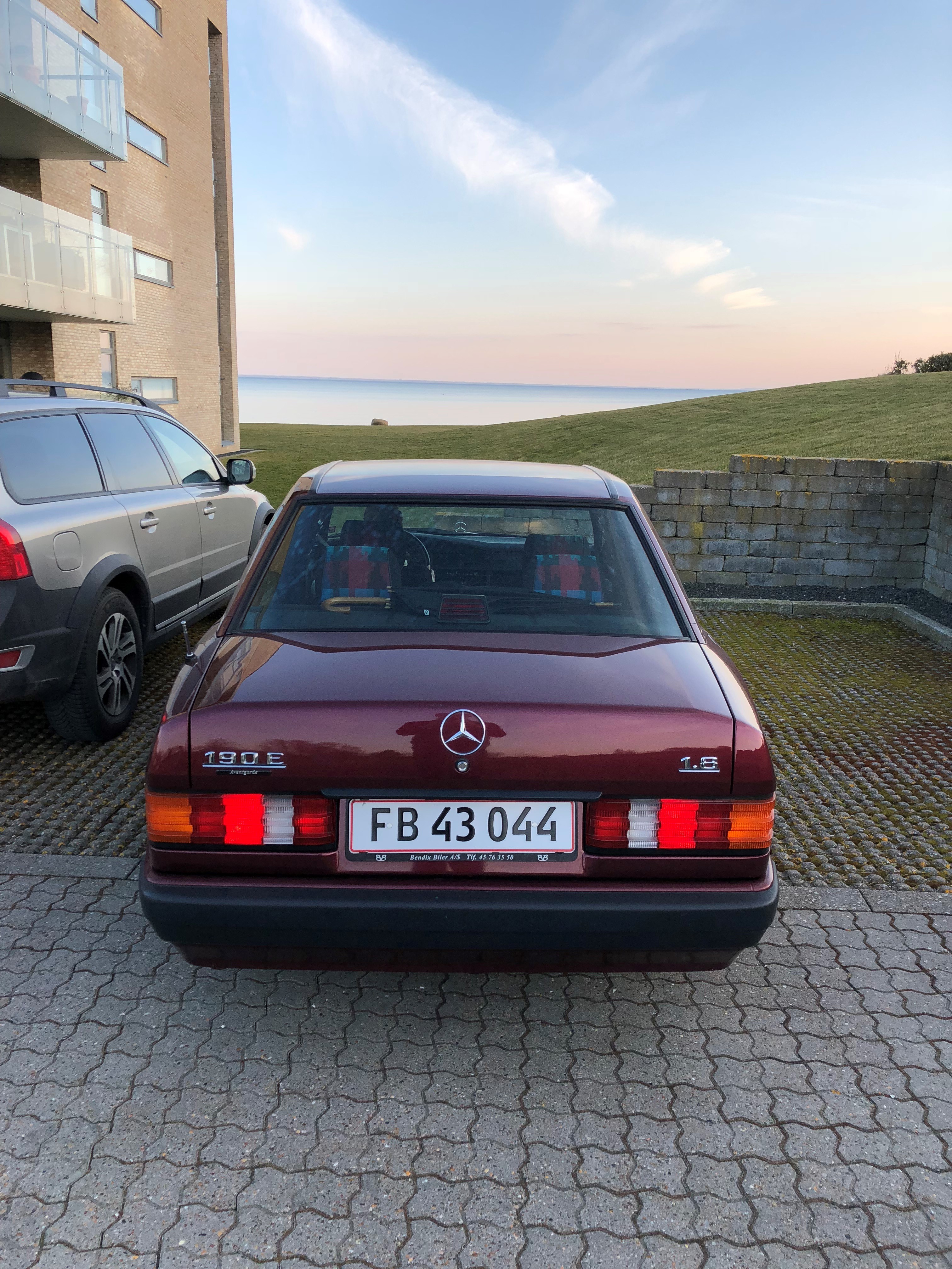 Rød Mercedes 190 E fra 1992
