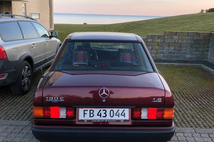 Rød Mercedes 190 E fra 1992