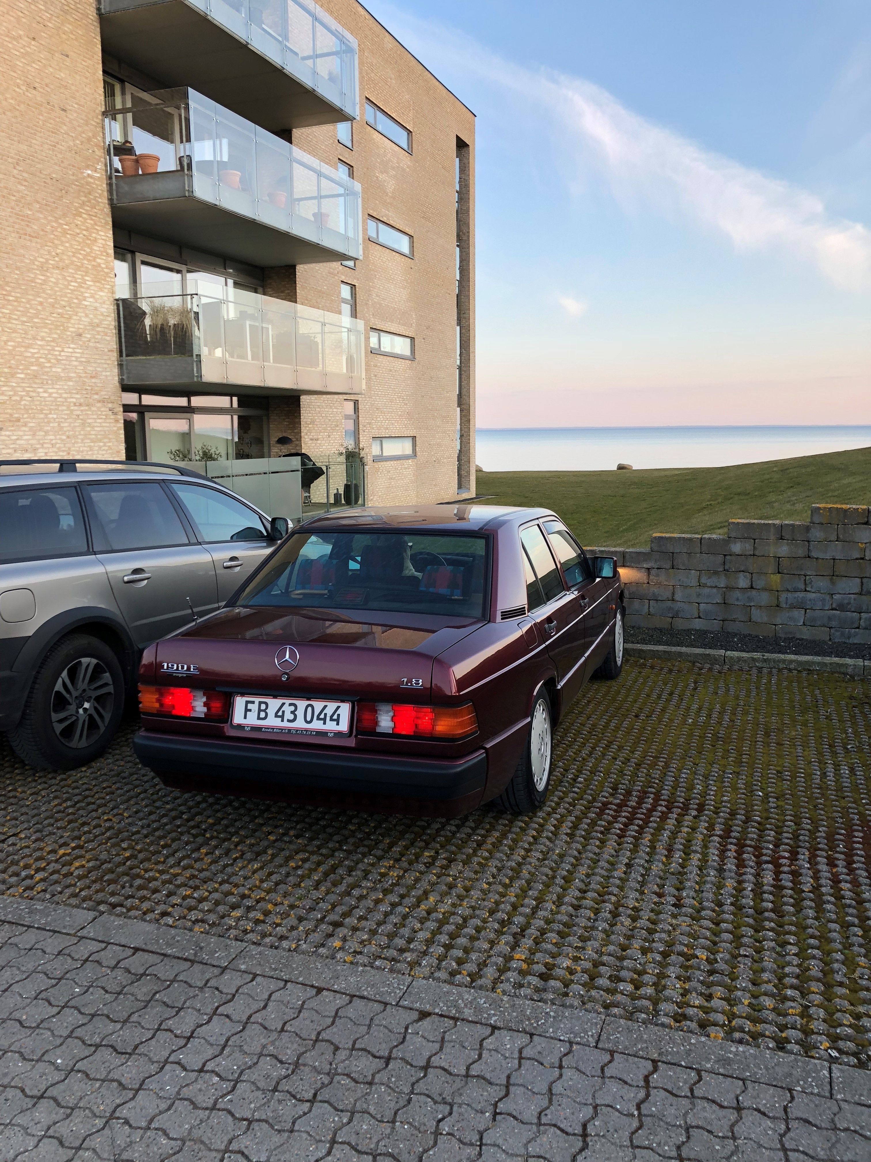 Rød Mercedes 190 E fra 1992