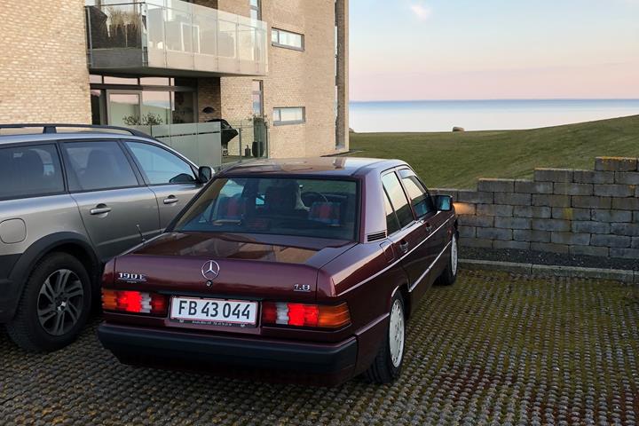 Rød Mercedes 190 E fra 1992