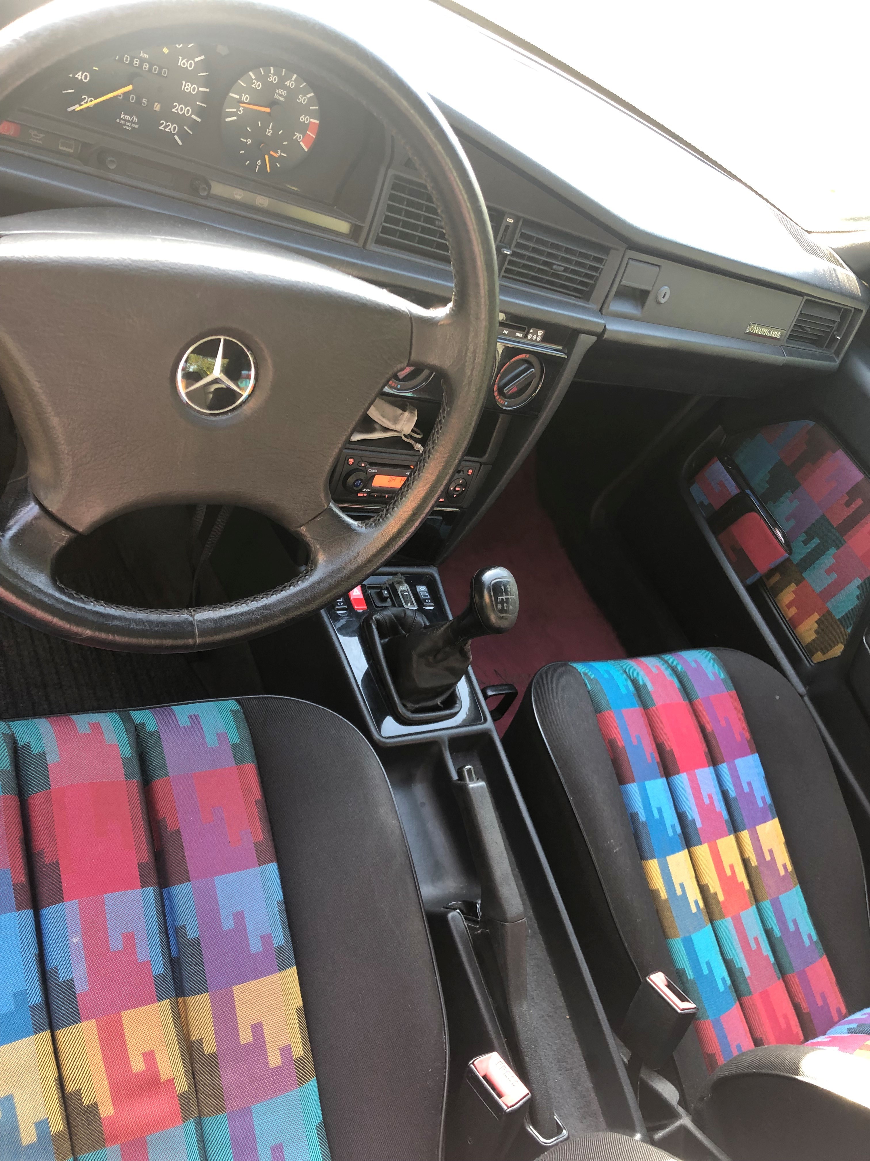 Rød Mercedes 190 E fra 1992