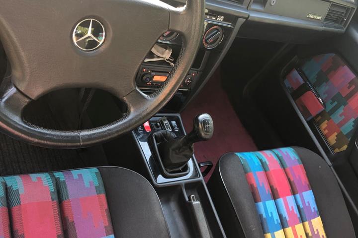 Rød Mercedes 190 E fra 1992