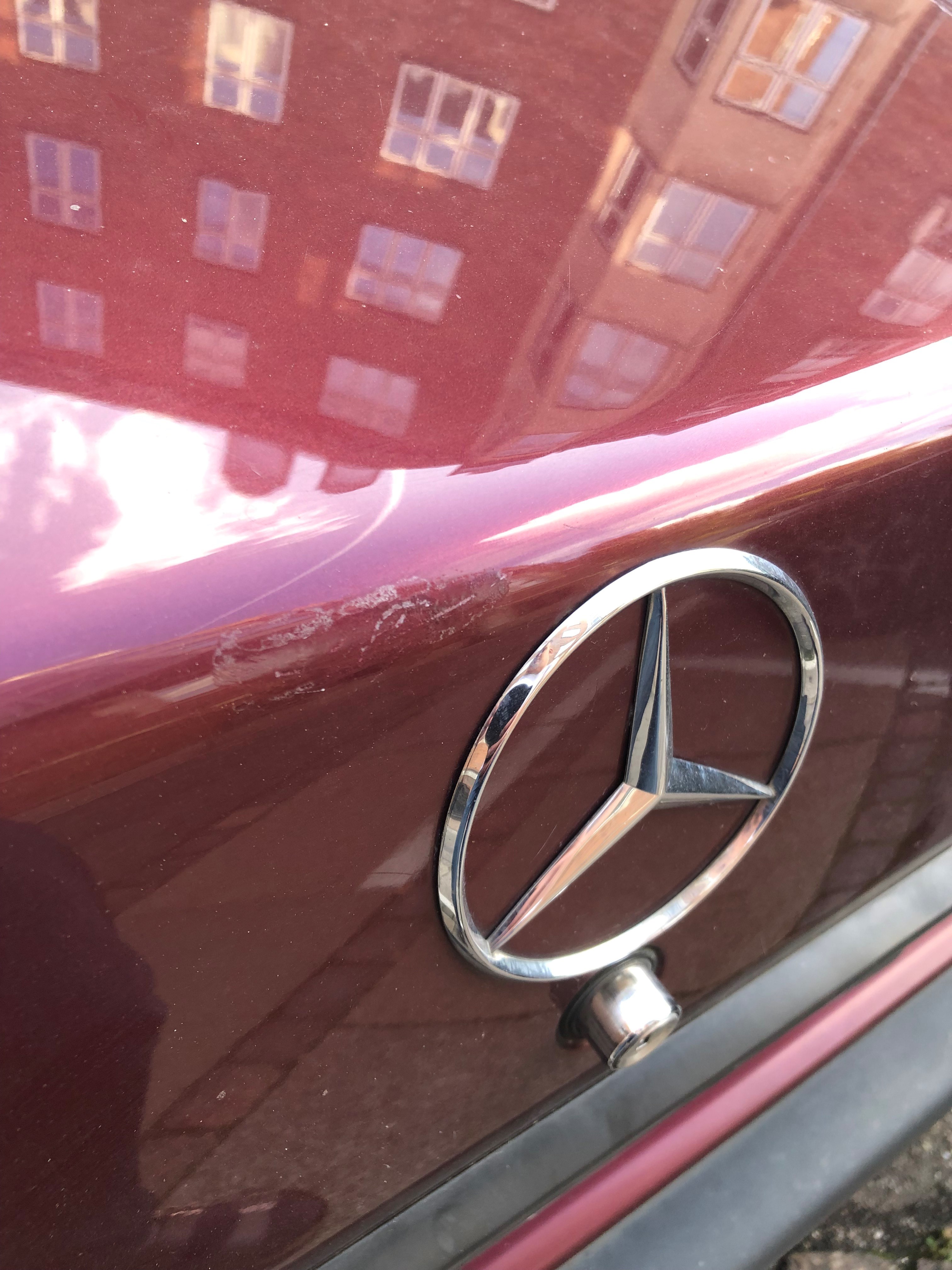 Rød Mercedes 190 E fra 1992