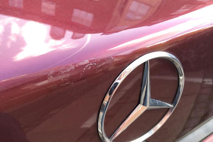 Rød Mercedes 190 E fra 1992