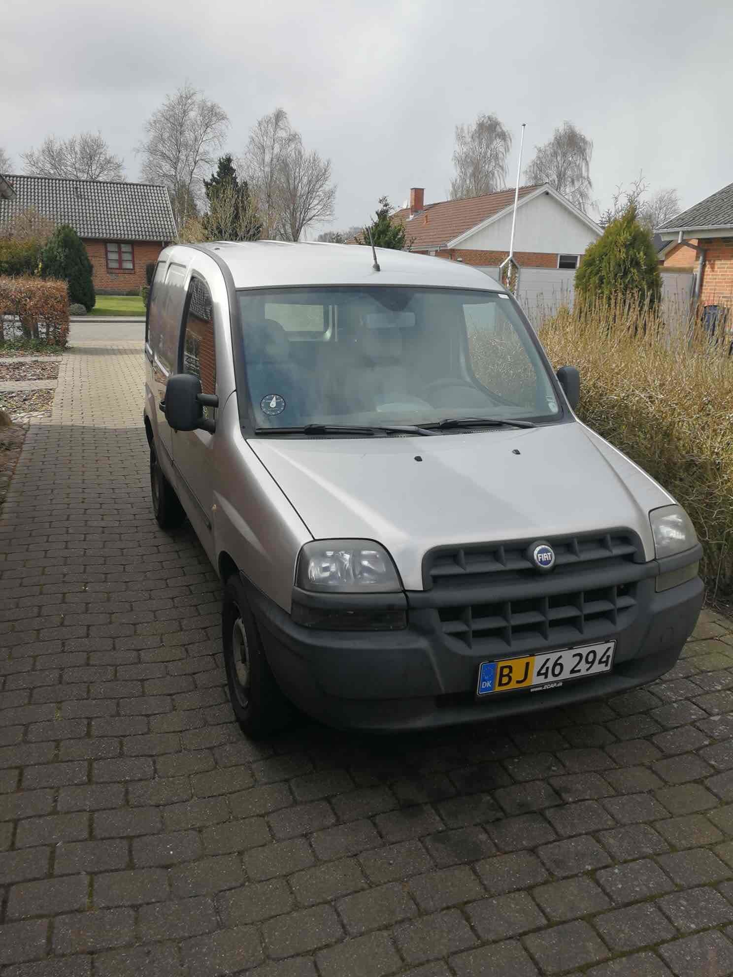 Sølv Fiat Doblò fra 2005