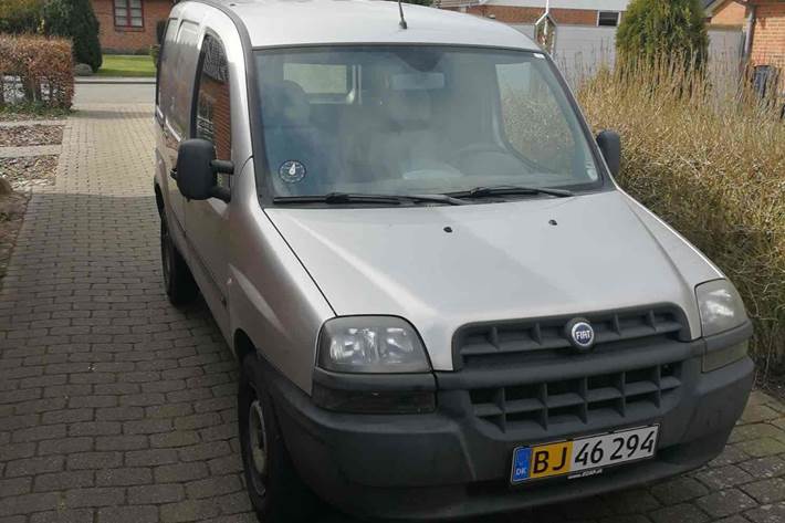 Sølv Fiat Doblò fra 2005
