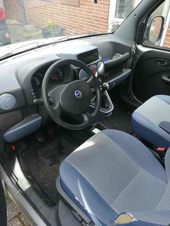 Sølv Fiat Doblò fra 2005