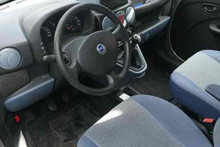 Sølv Fiat Doblò fra 2005