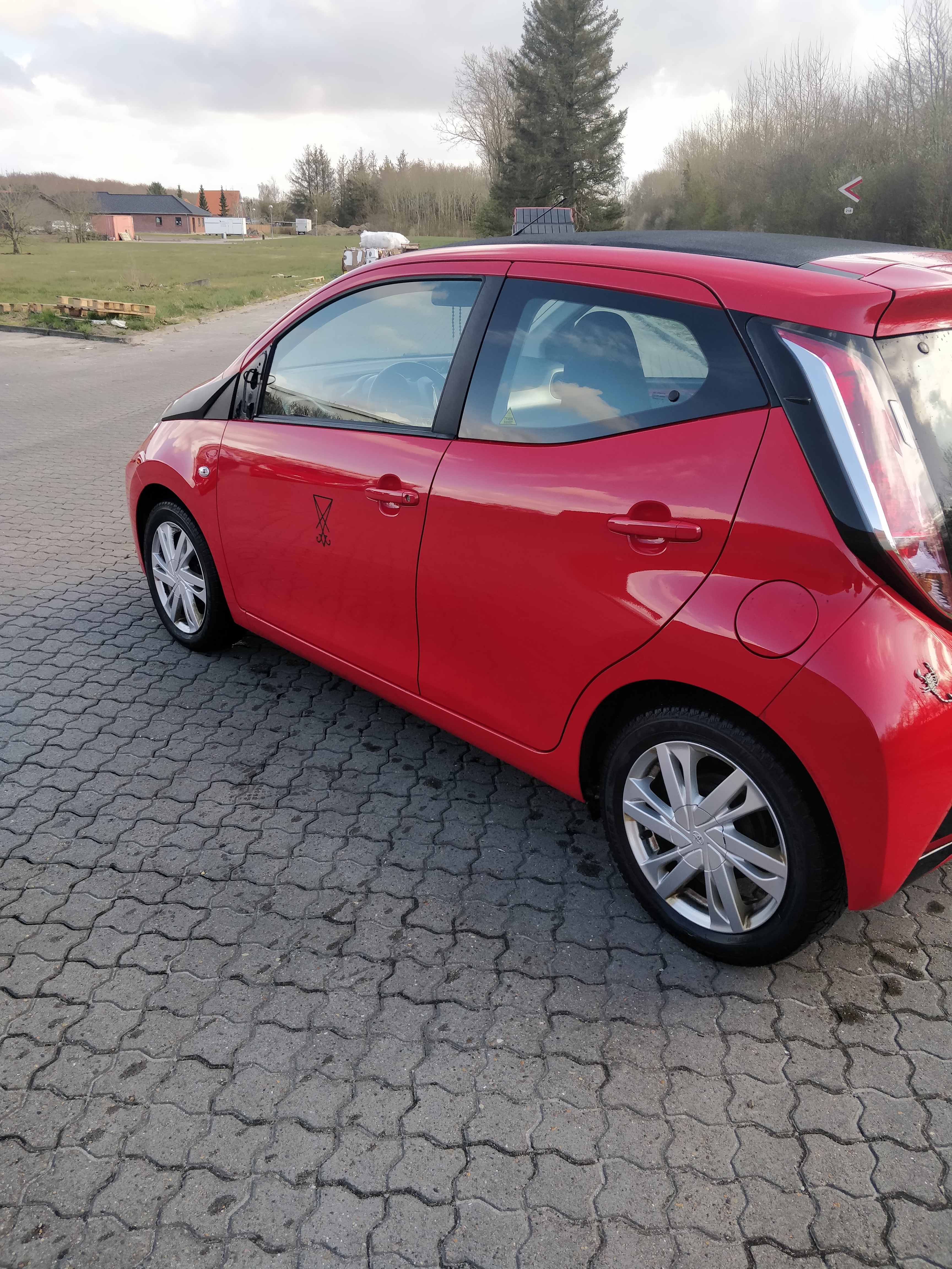 Rød Toyota Aygo fra 2016