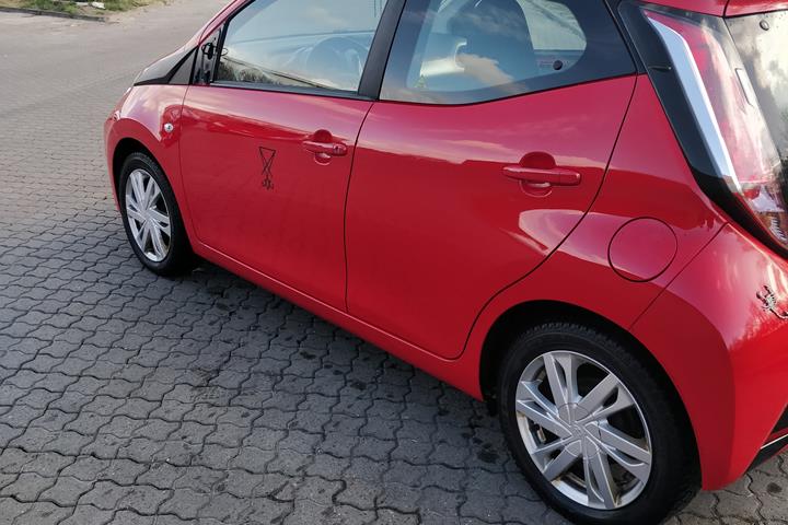 Rød Toyota Aygo fra 2016