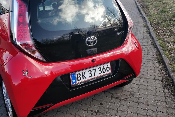 Rød Toyota Aygo fra 2016