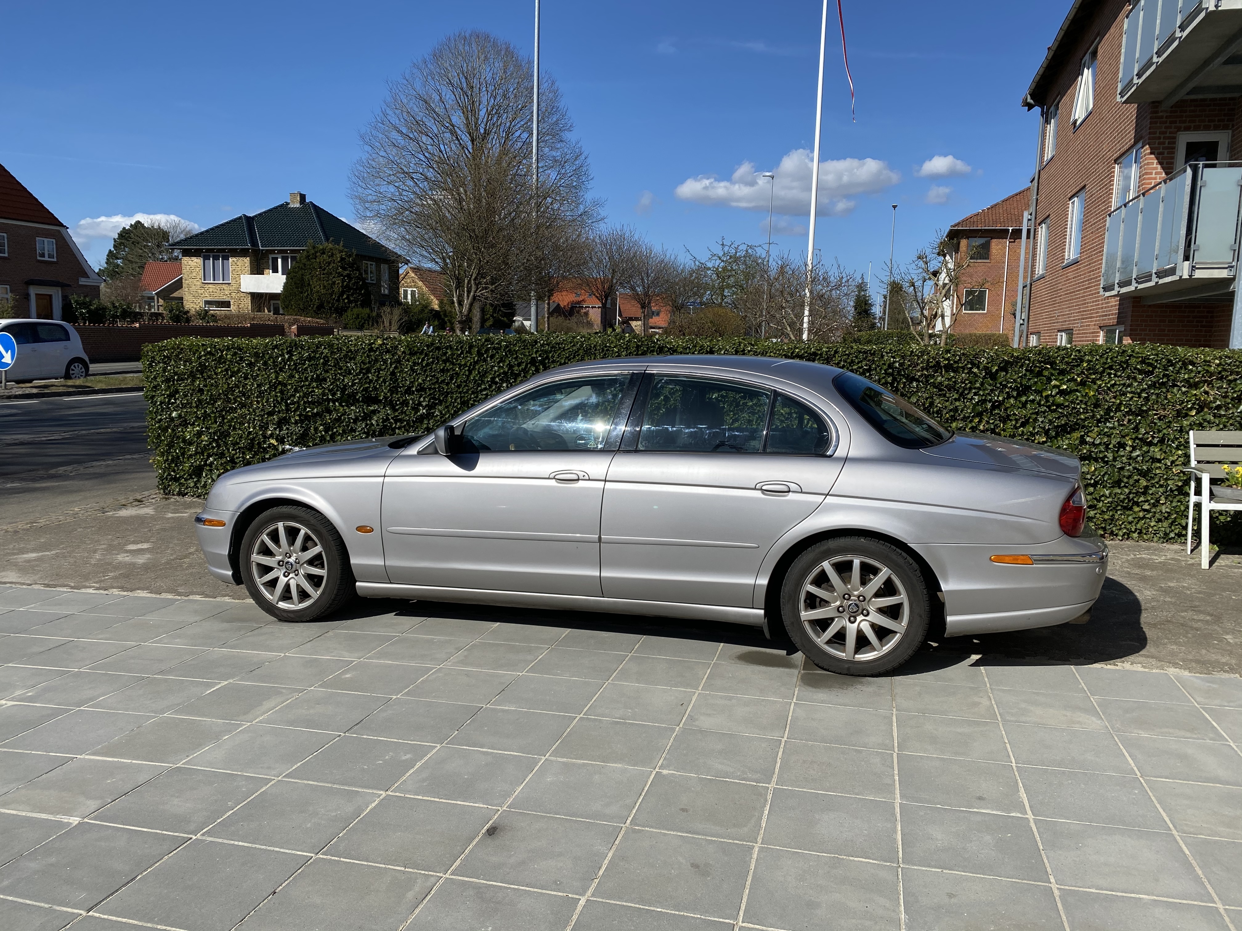 Grå Jaguar S-Type fra 1999