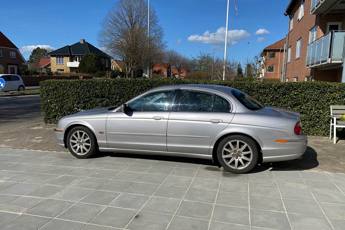 Grå Jaguar S-Type fra 1999