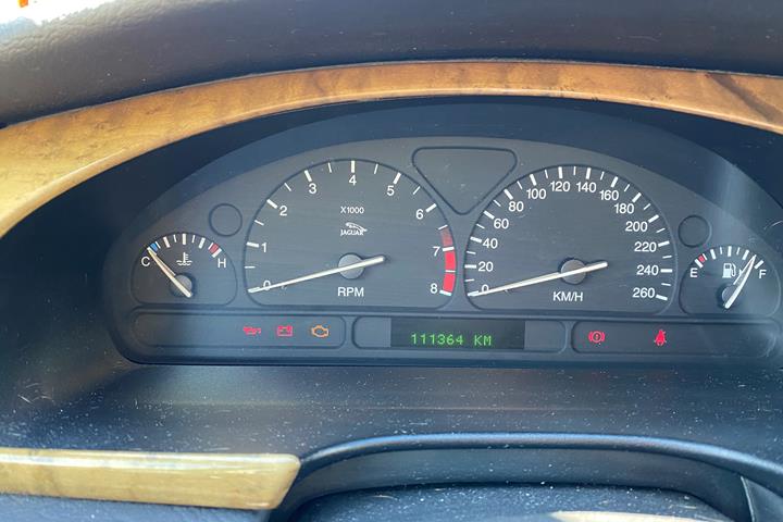 Grå Jaguar S-Type fra 1999