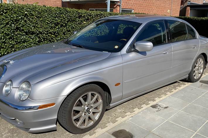 Grå Jaguar S-Type fra 1999