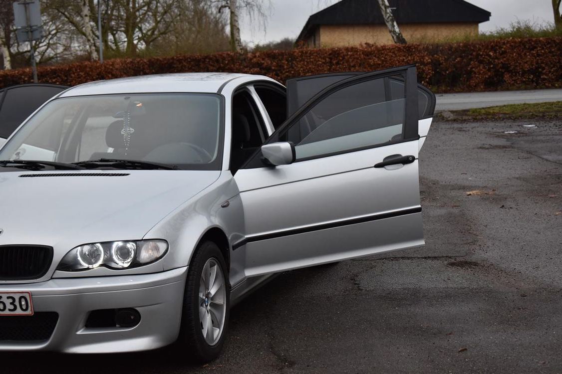 Grå BMW 320d fra 2003