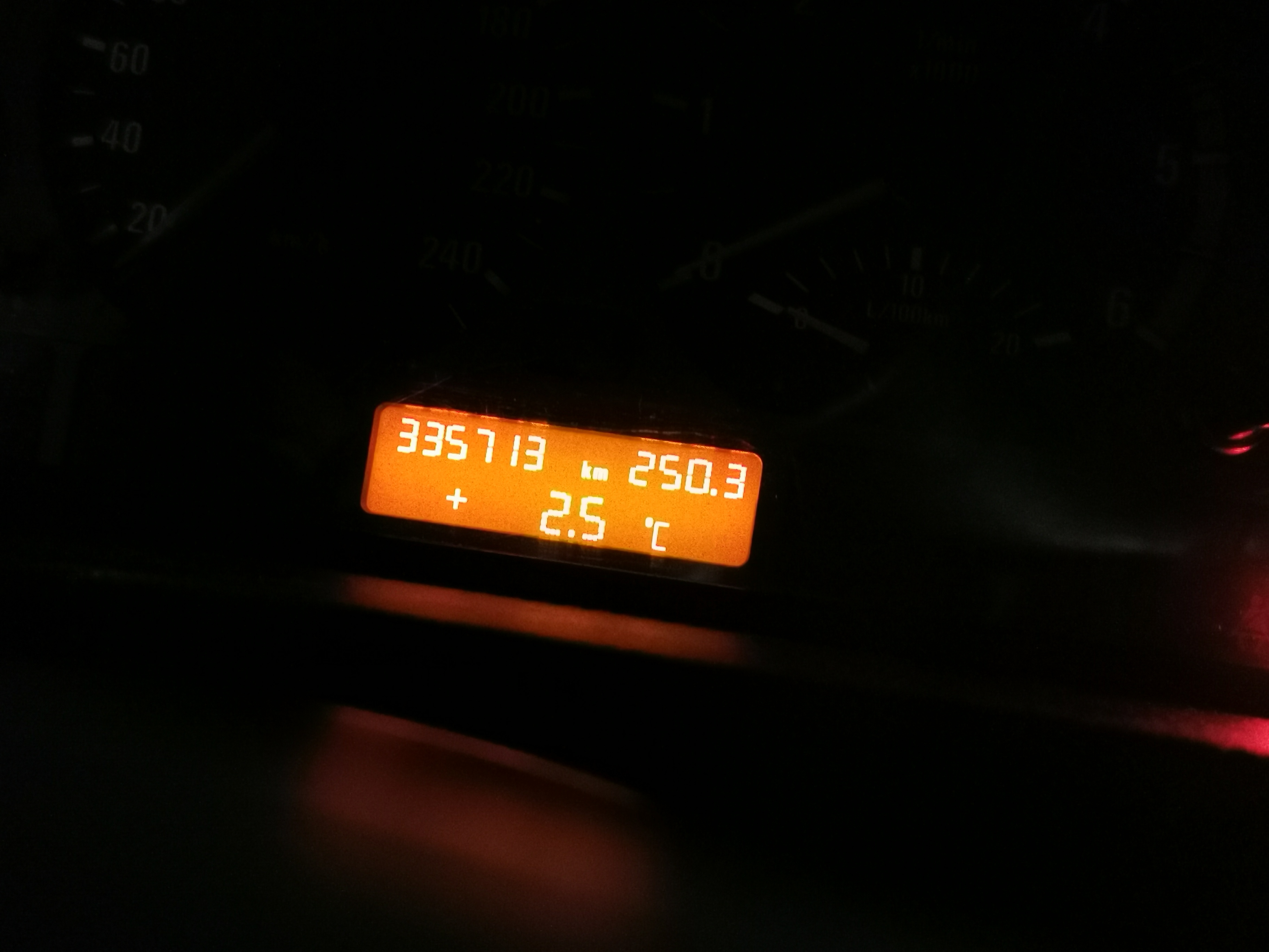 Grå BMW 320d fra 2003