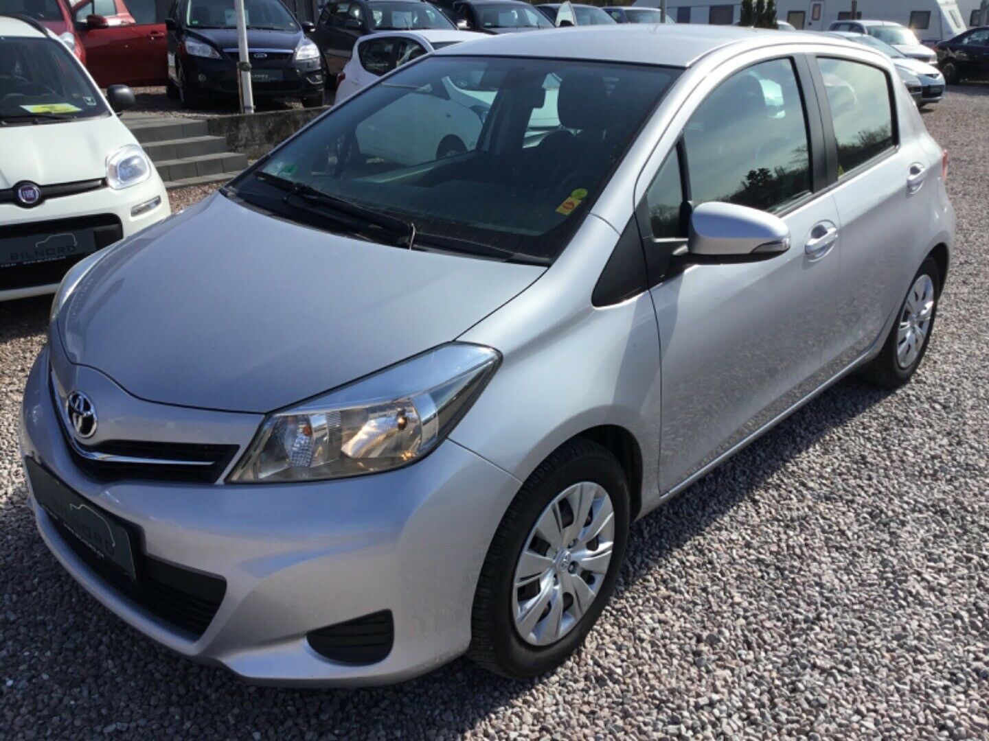 Grå Toyota Yaris fra 2012