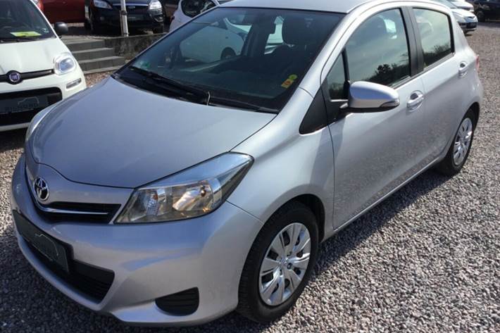 Grå Toyota Yaris fra 2012