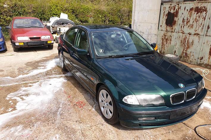 Grøn BMW 320 fra 1998