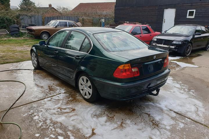 Grøn BMW 320 fra 1998