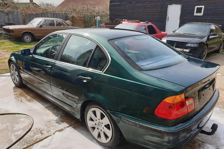 Grøn BMW 320 fra 1998