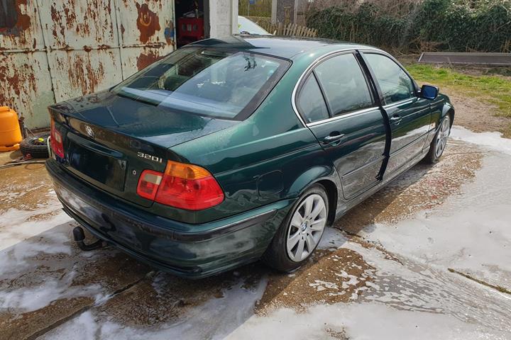 Grøn BMW 320 fra 1998
