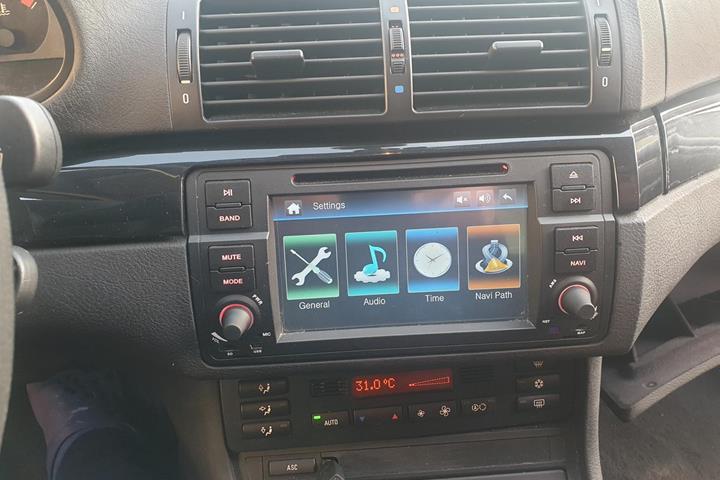Grøn BMW 320 fra 1998