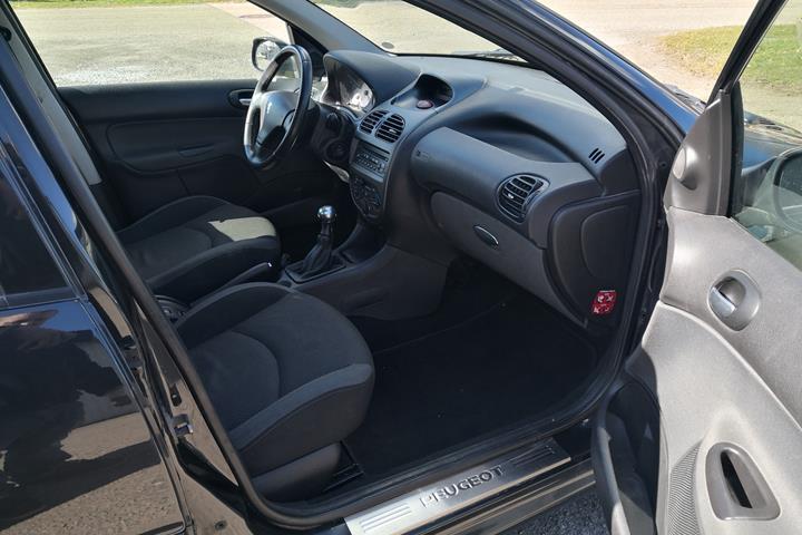 Sort Peugeot 206 fra 2007