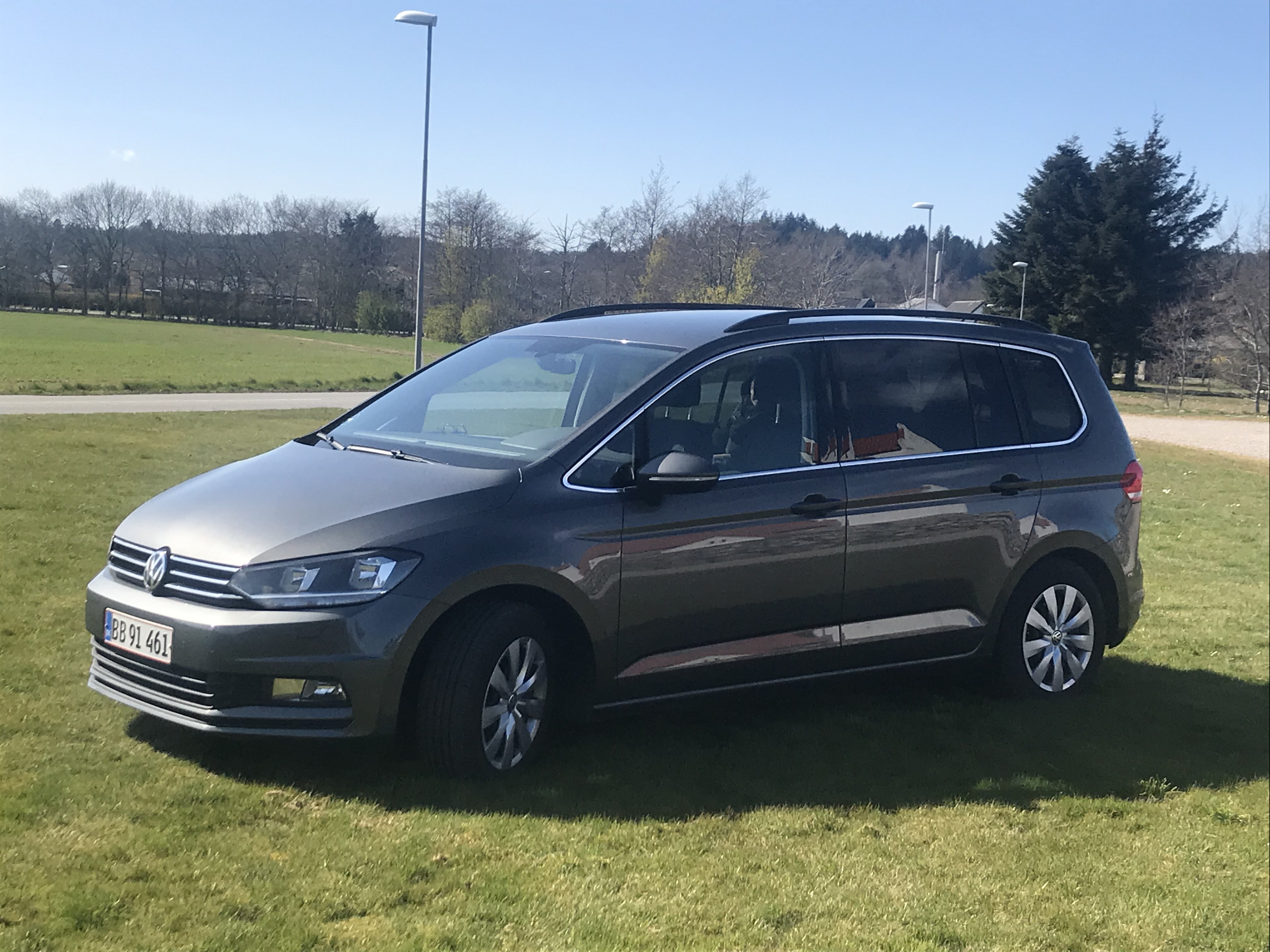 Grå VW Touran fra 2016