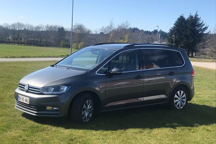 Grå VW Touran fra 2016