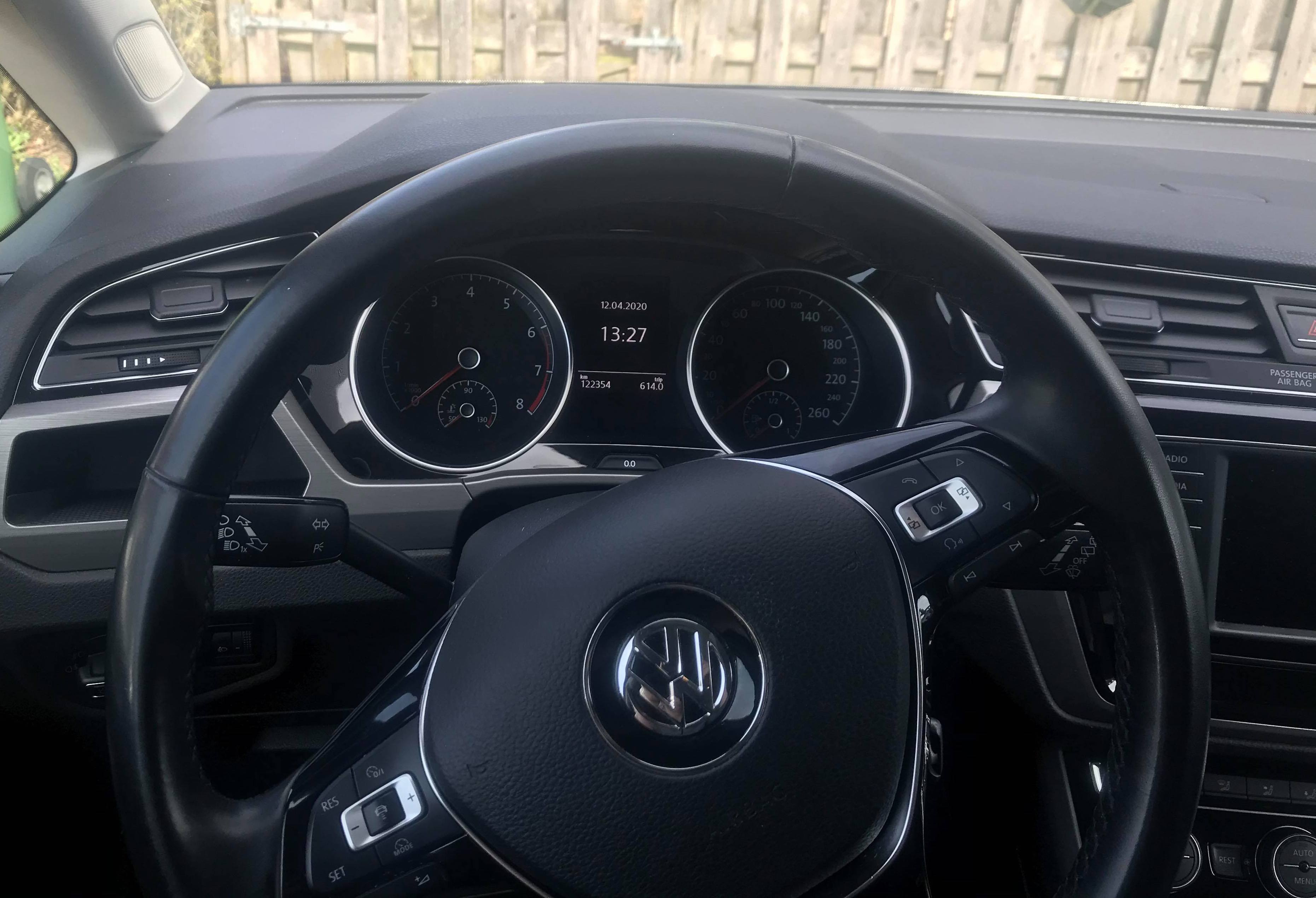 Grå VW Touran fra 2016