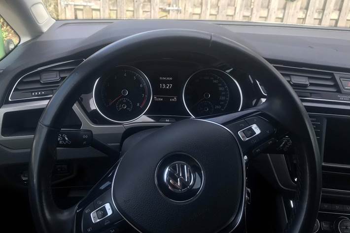 Grå VW Touran fra 2016