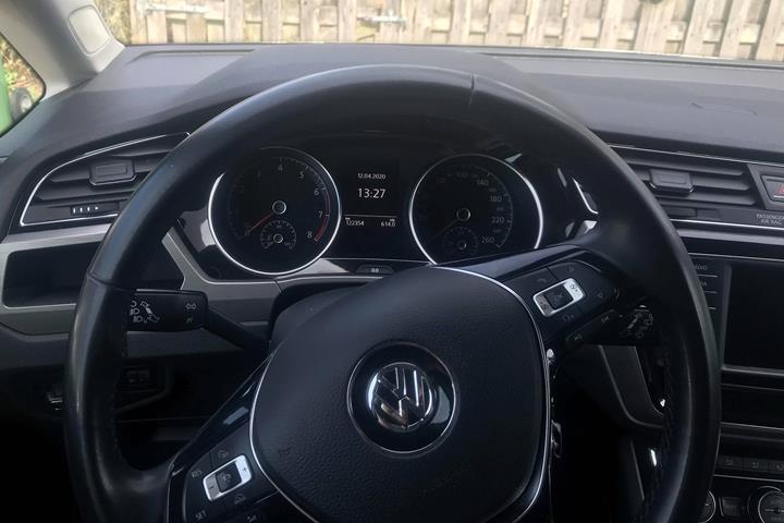 Grå VW Touran fra 2016