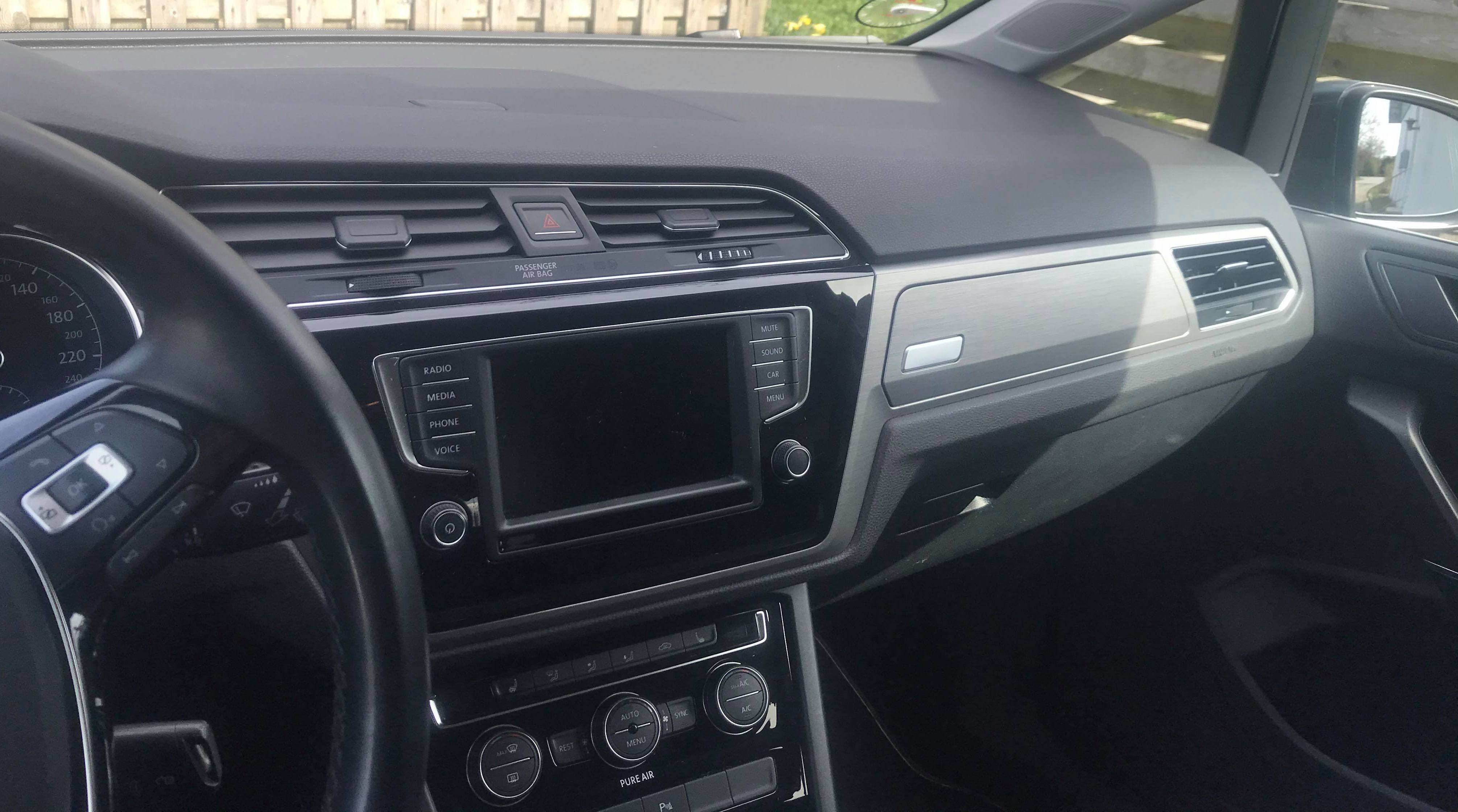 Grå VW Touran fra 2016