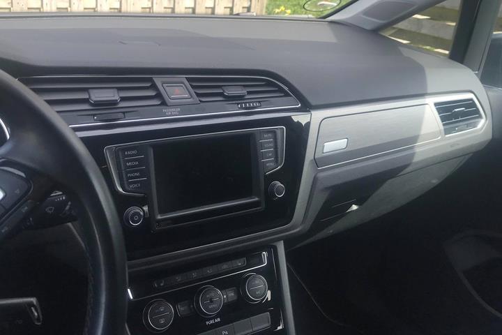 Grå VW Touran fra 2016