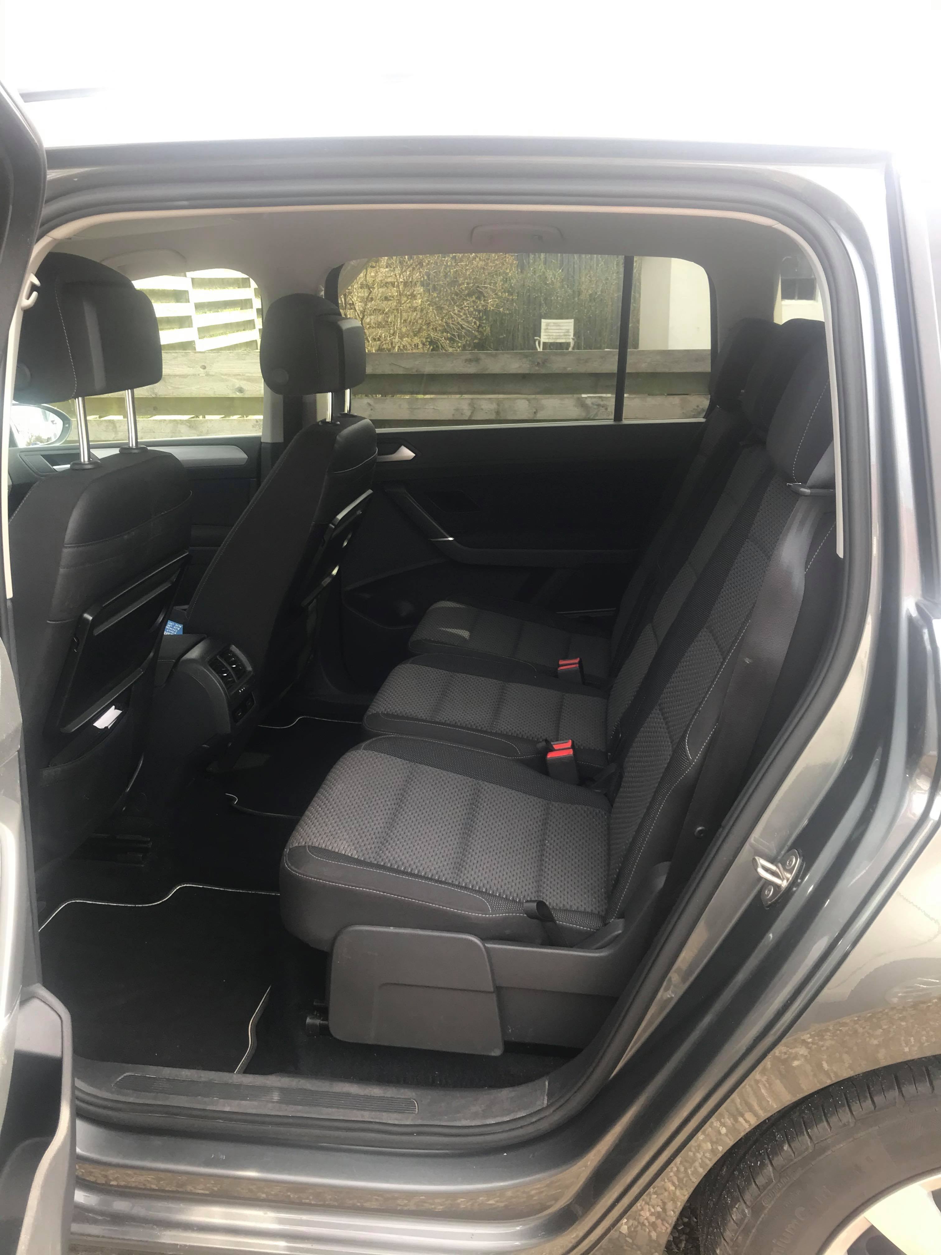 Grå VW Touran fra 2016