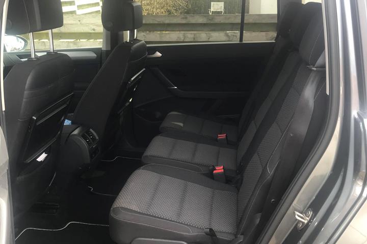 Grå VW Touran fra 2016