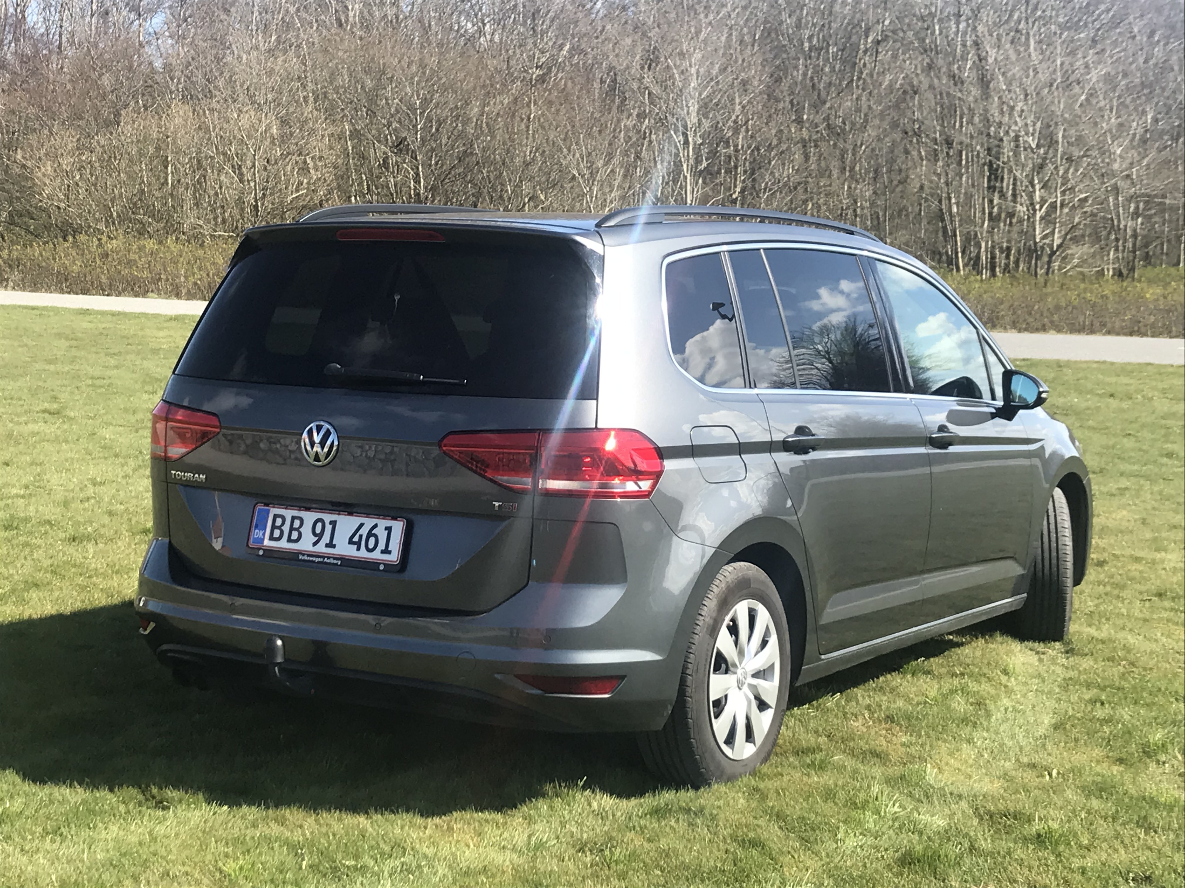 Grå VW Touran fra 2016