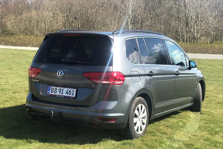 Grå VW Touran fra 2016