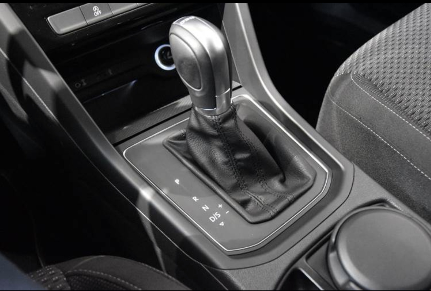 Grå VW Touran fra 2016