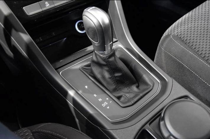 Grå VW Touran fra 2016