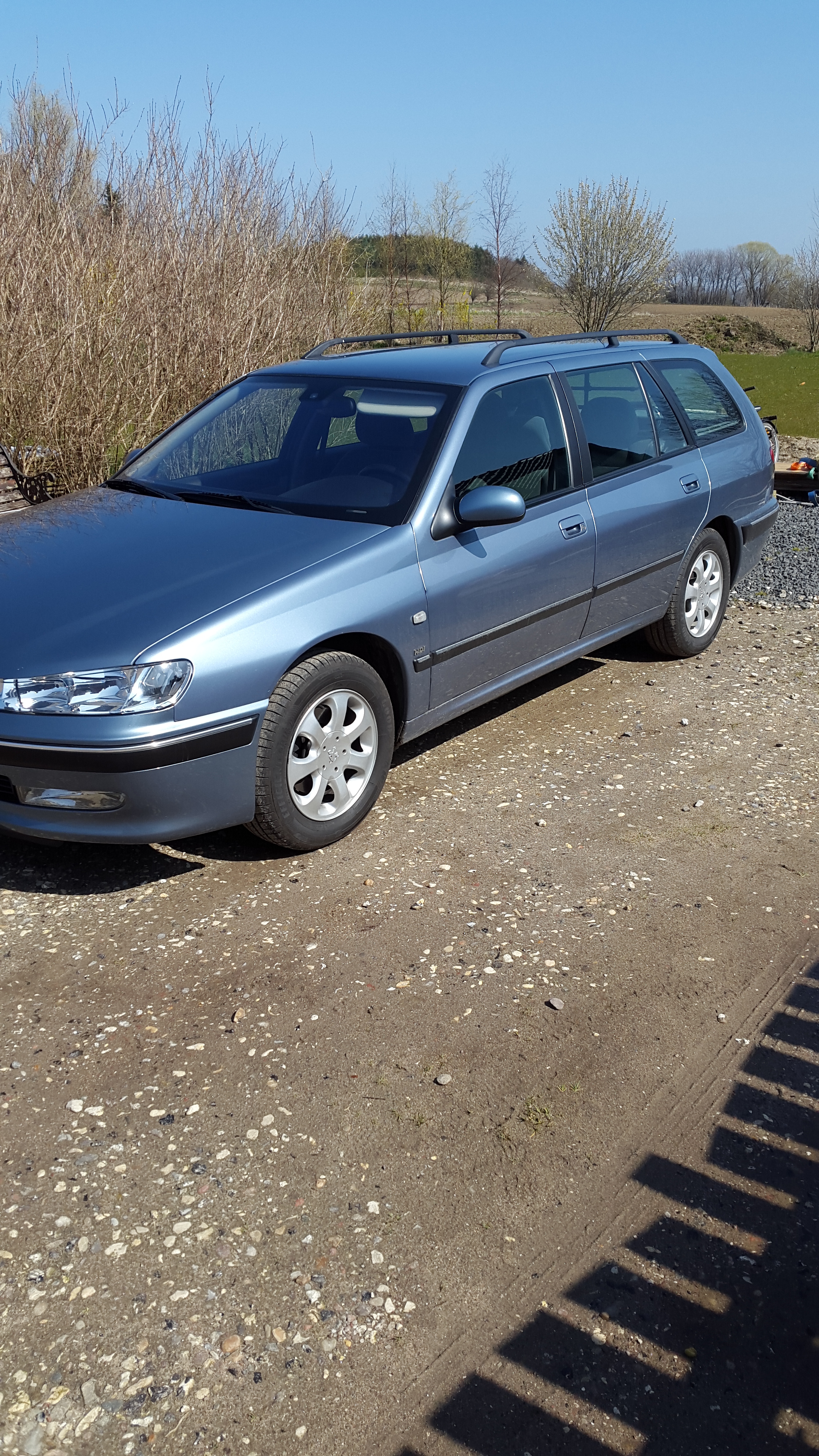 Blå Peugeot 406 fra 2003