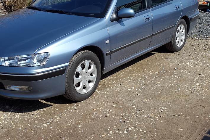 Blå Peugeot 406 fra 2003