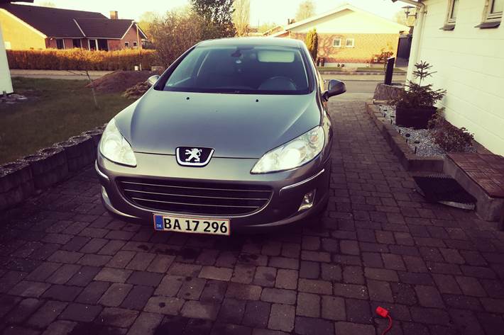 Grå Peugeot 407 fra 2010