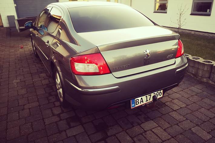 Grå Peugeot 407 fra 2010