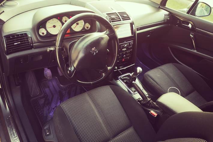 Grå Peugeot 407 fra 2010