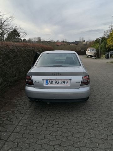 Sølv Audi A4 fra 2000