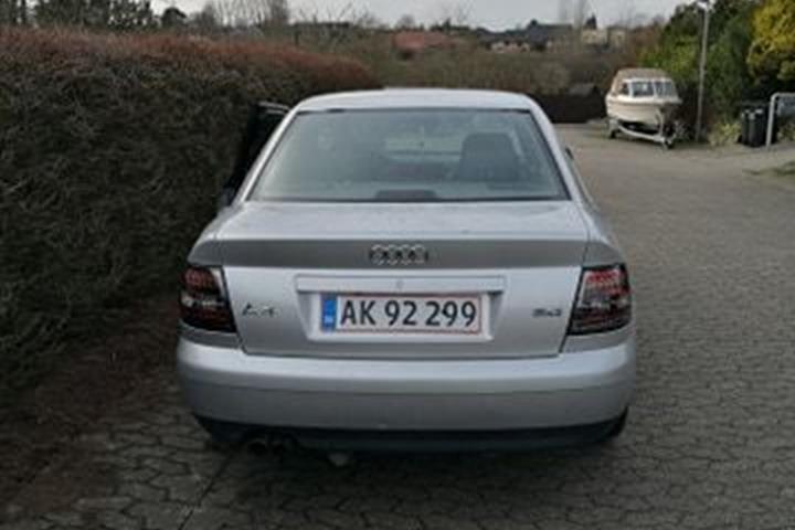 Sølv Audi A4 fra 2000